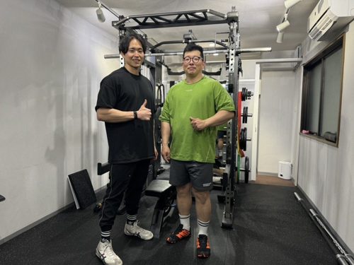 トレーナーと一緒に目標達成を喜ぶお客様②