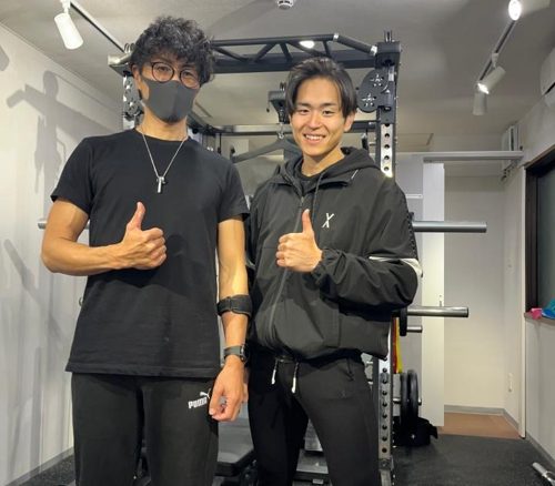 トレーナーと一緒に目標達成を喜ぶお客様①