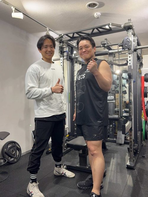 トレーナーと一緒に目標達成を喜ぶお客様③